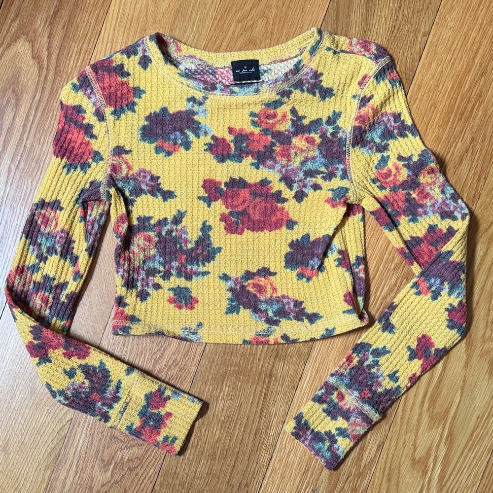 UO Yellow Floral Ribbed Long Sleeve Crop Top - Red & Green Print